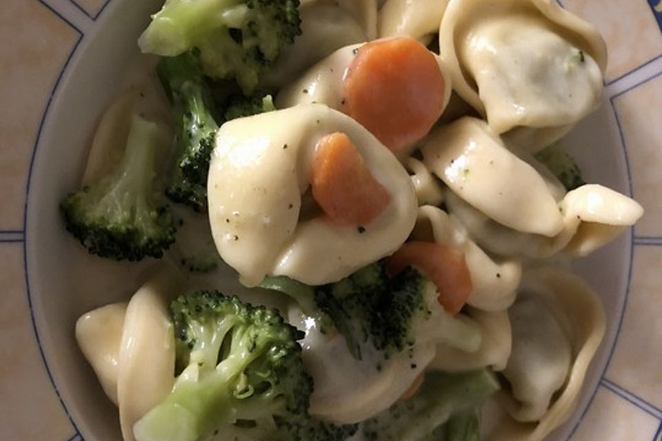 Tortelloni in Käsesahnesoße