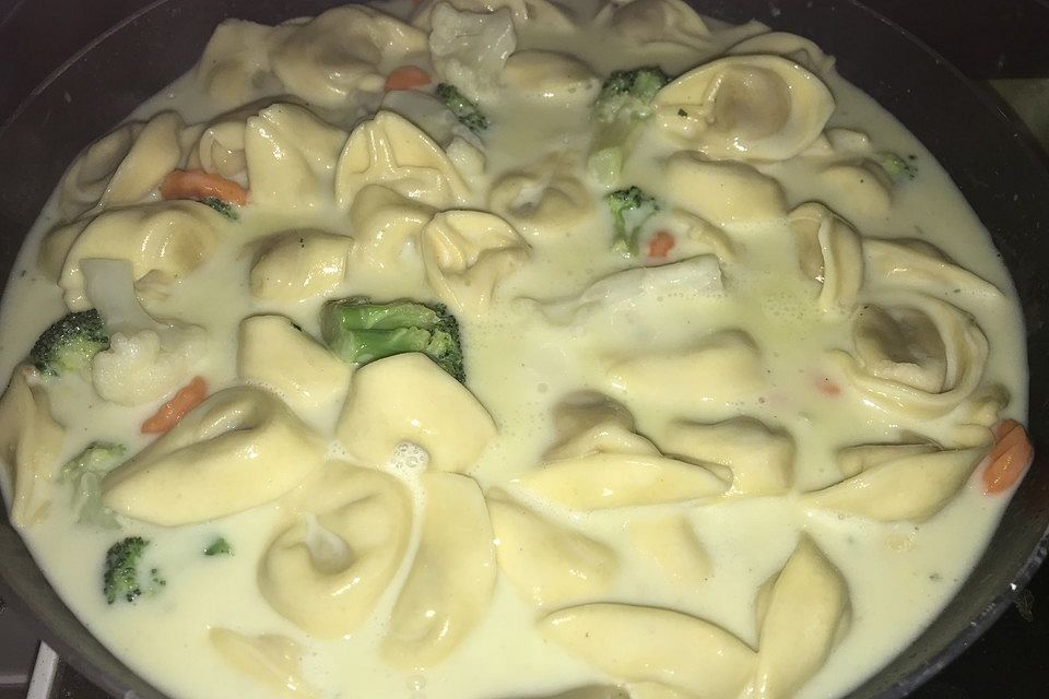 Tortelloni in Käsesahnesoße