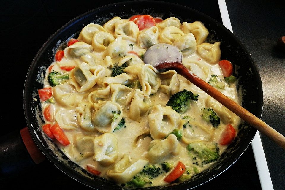 Tortelloni in Käsesahnesoße