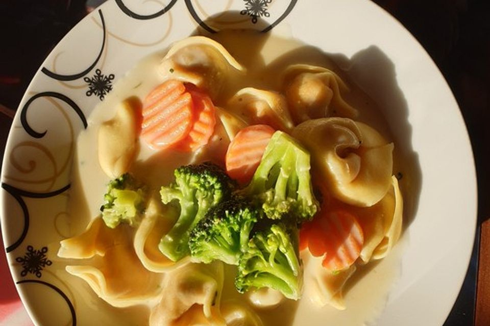 Tortelloni in Käsesahnesoße