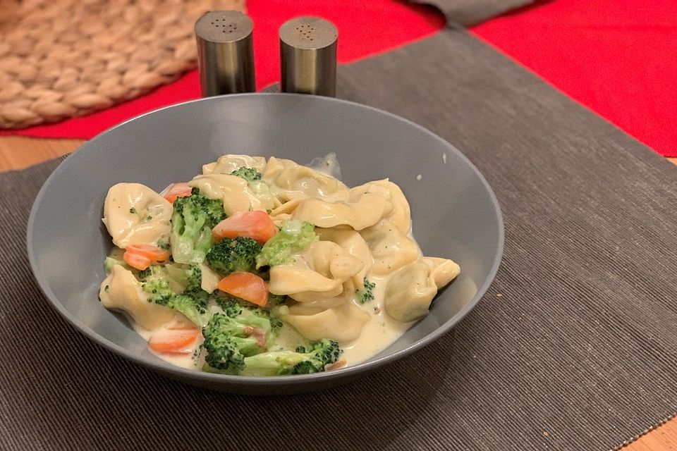 Tortelloni in Käsesahnesoße