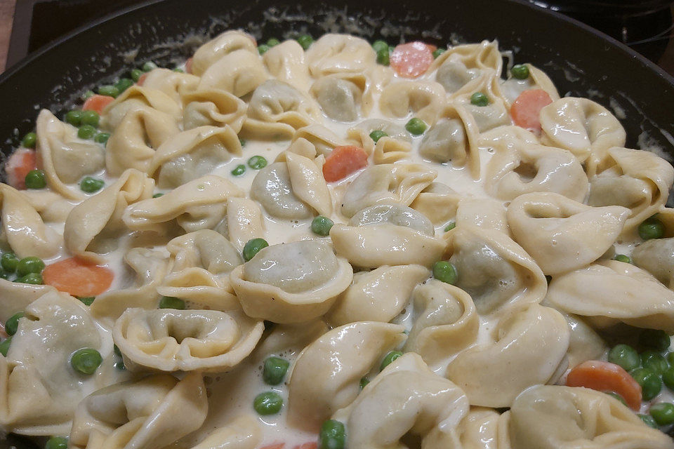 Tortelloni in Käsesahnesoße