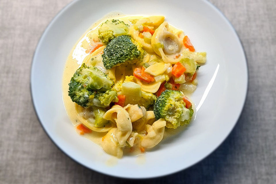 Tortelloni in Käsesahnesoße