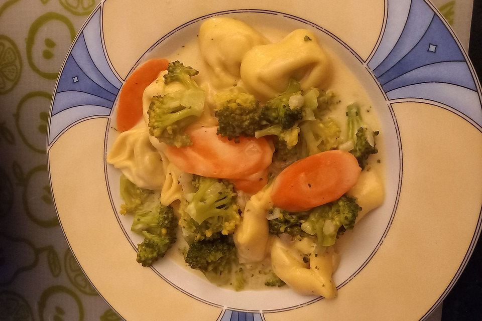 Tortelloni in Käsesahnesoße