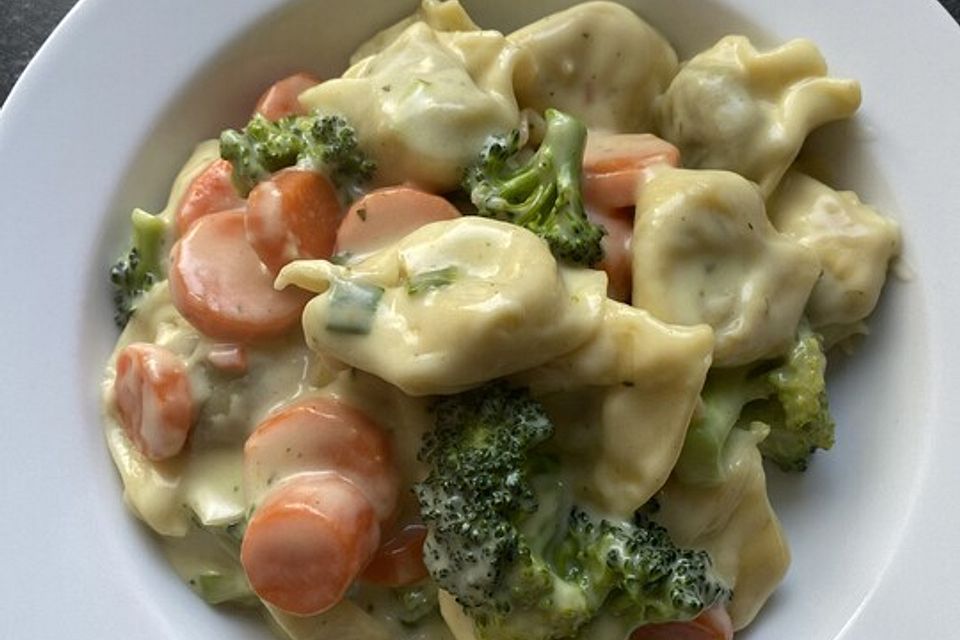 Tortelloni in Käsesahnesoße