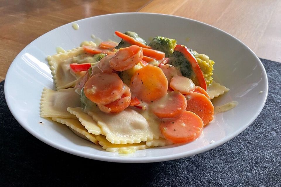 Tortelloni in Käsesahnesoße