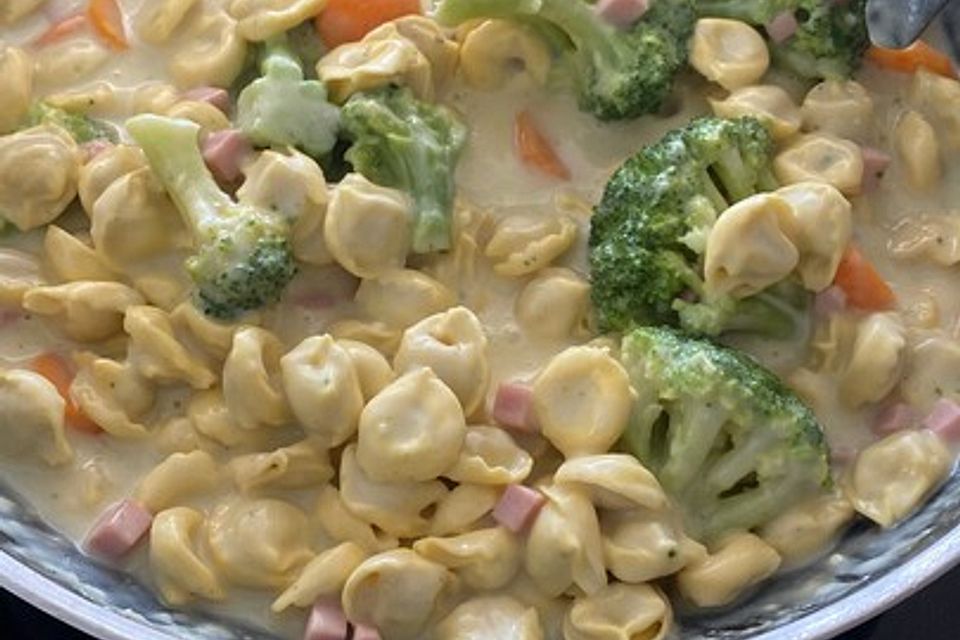 Tortelloni in Käsesahnesoße