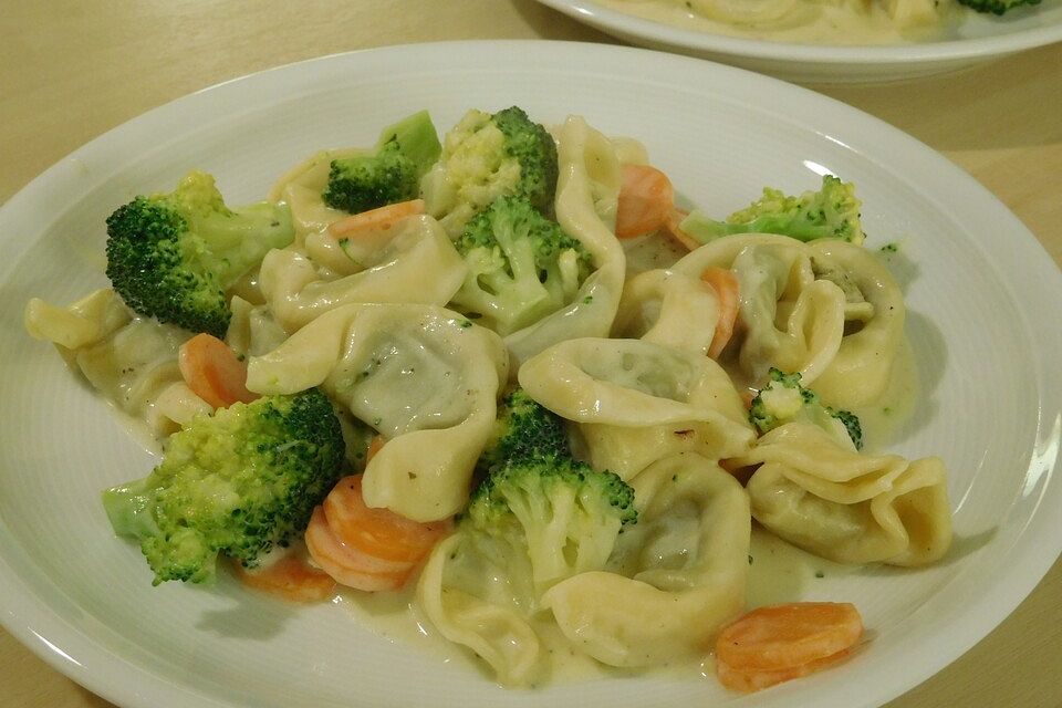 Tortelloni in Käsesahnesoße