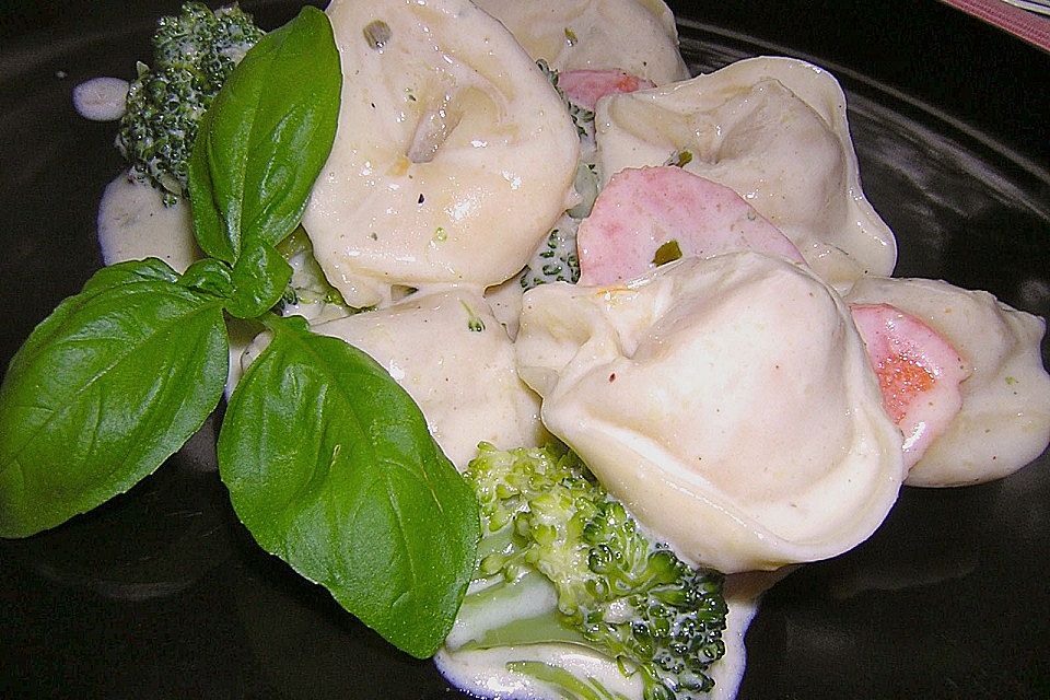 Tortelloni in Käsesahnesoße