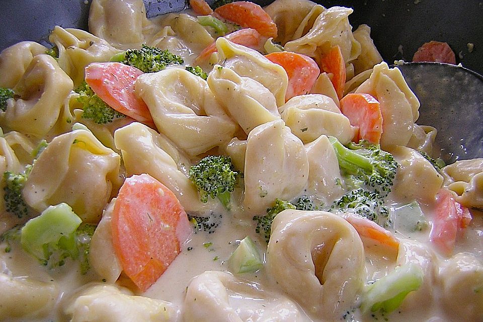 Tortelloni in Käsesahnesoße