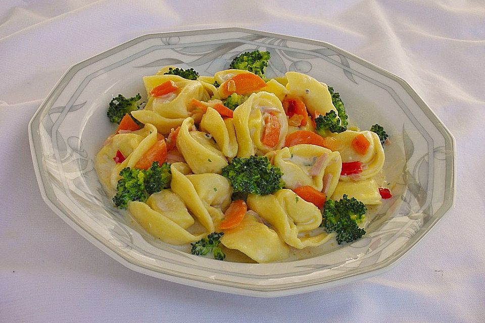 Tortelloni in Käsesahnesoße