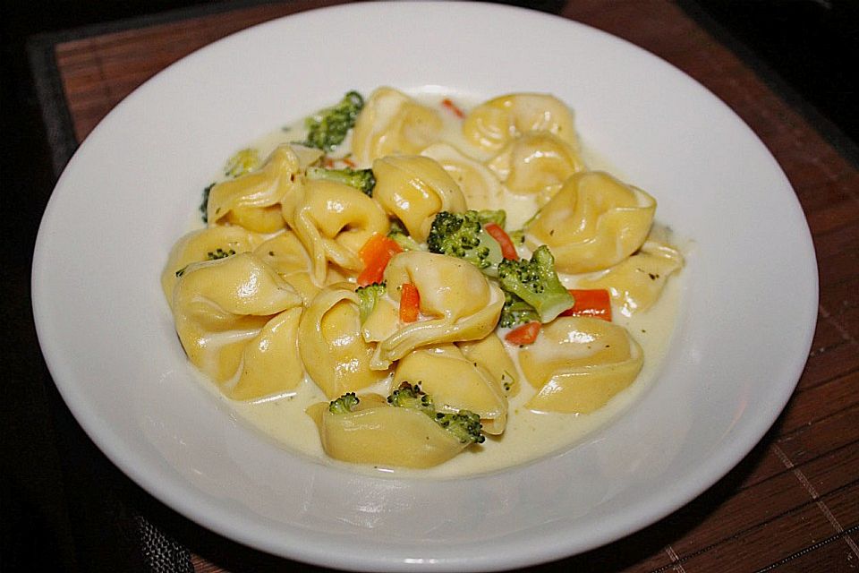 Tortelloni in Käsesahnesoße