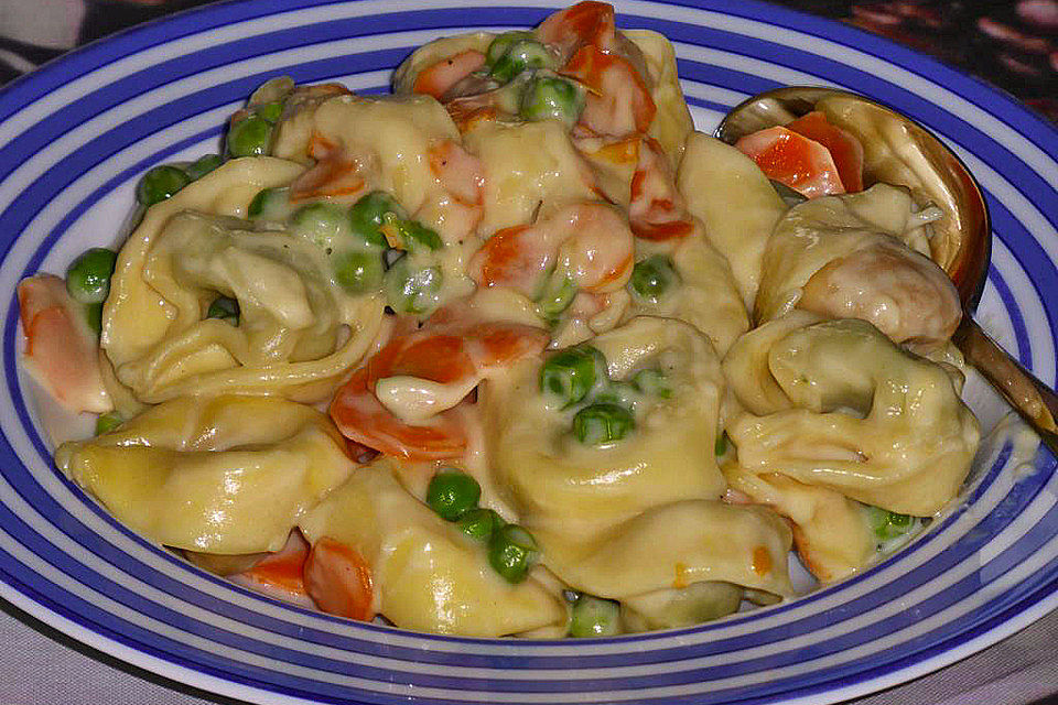 Tortelloni in Käsesahnesoße