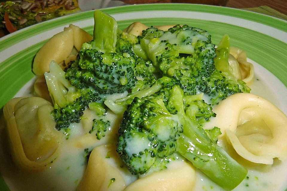 Tortelloni in Käsesahnesoße