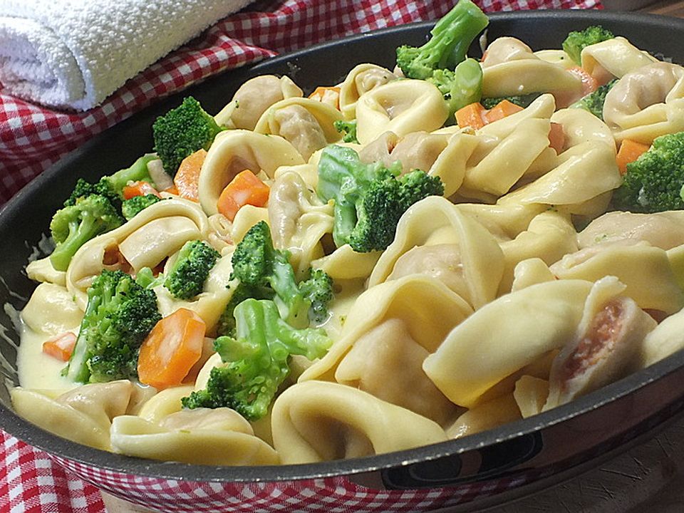 Tortelloni in Käsesahnesauce