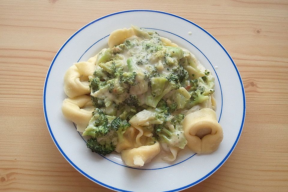 Tortelloni in Käsesahnesoße