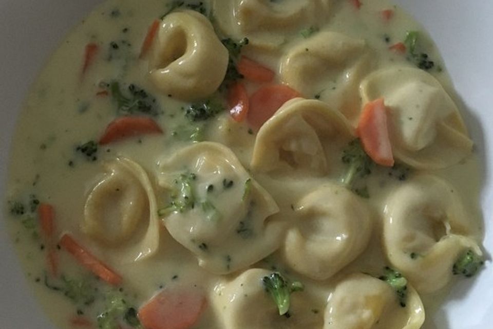 Tortelloni in Käsesahnesoße