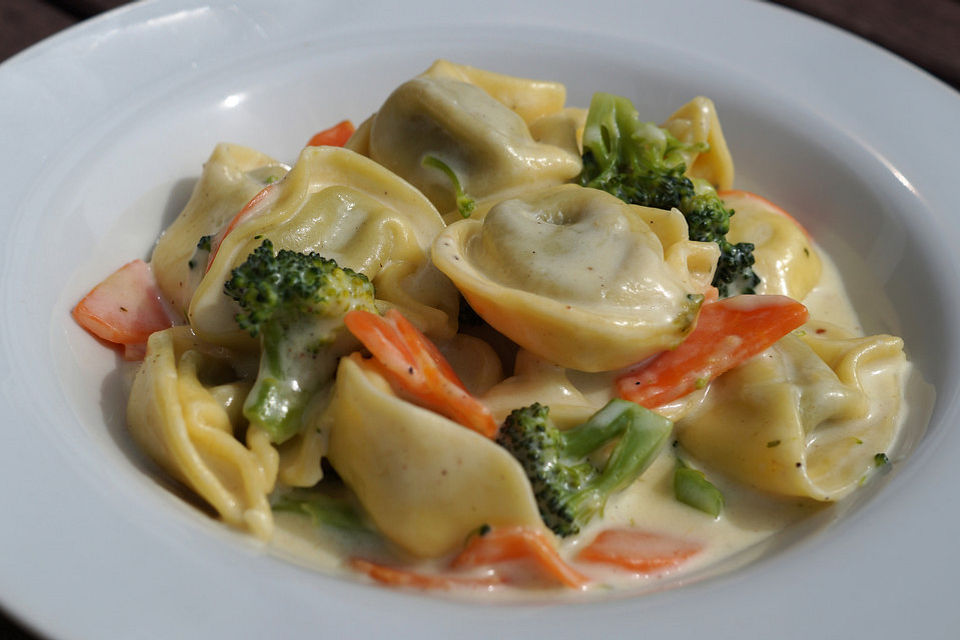 Tortelloni in Käsesahnesoße