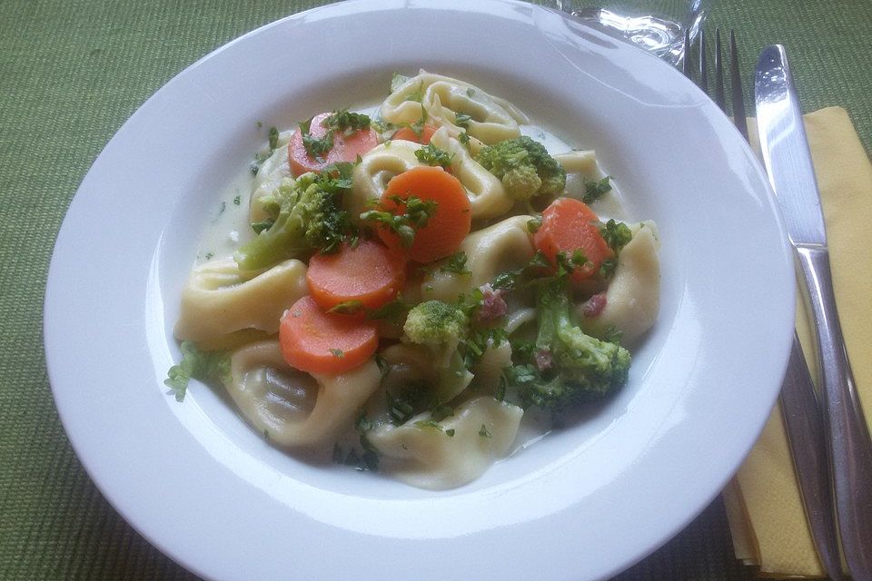 Tortelloni in Käsesahnesoße