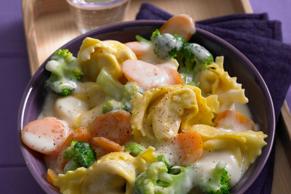 Tortelloni in Käsesahnesoße