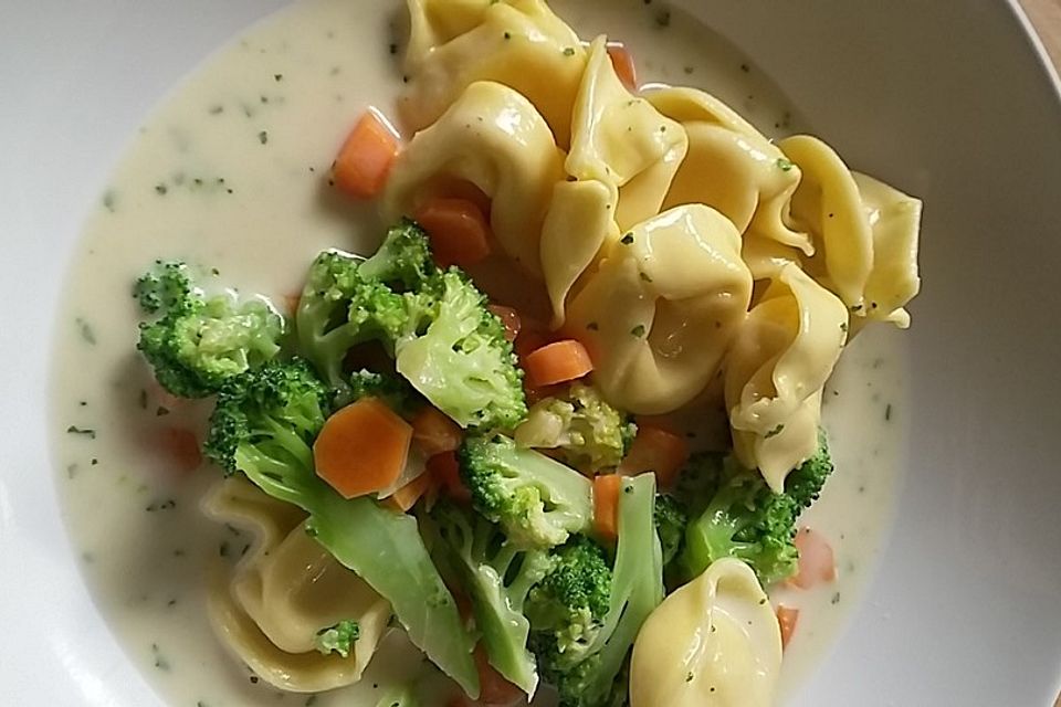 Tortelloni in Käsesahnesoße