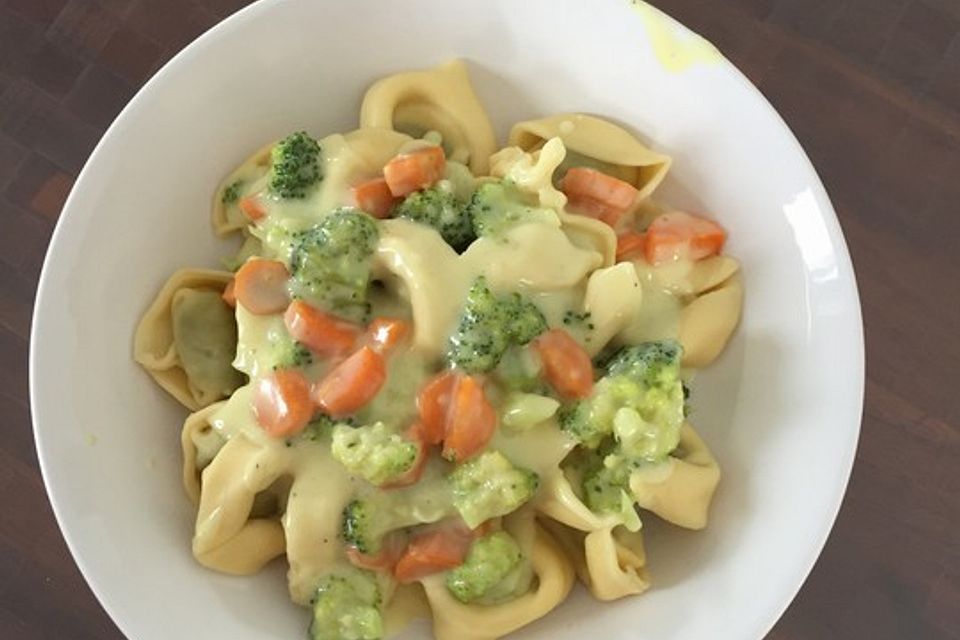 Tortelloni in Käsesahnesoße