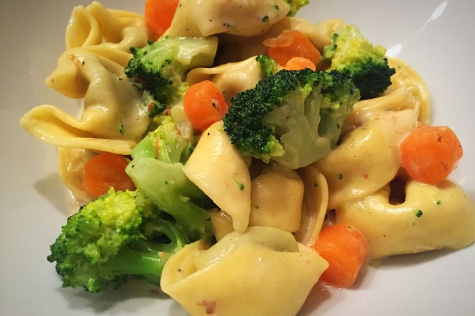 Tortelloni in Käsesahnesoße