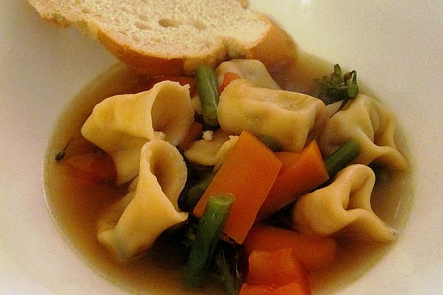 Gemüsesuppe mit Käsetortellini von sunflowerdownunder| Chefkoch