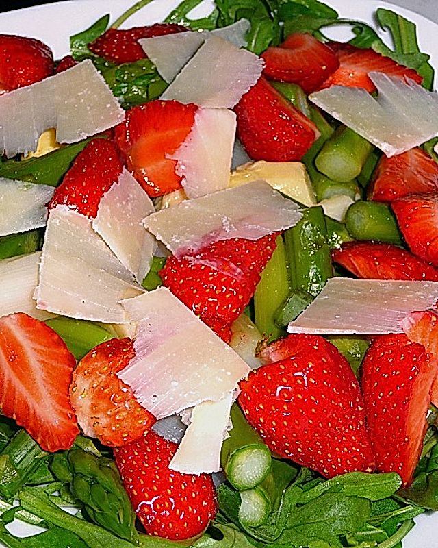 Spargel-Erdbeer-Salat mit Rucola und Parmesan