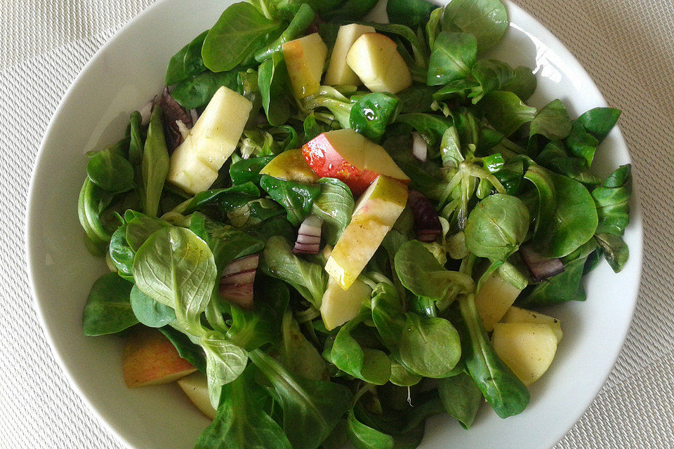 Feldsalat mit Äpfeln