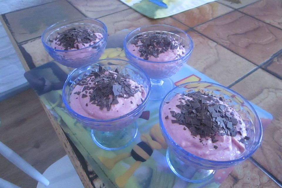 Joghurt - Dessert mit Waldbeermischung