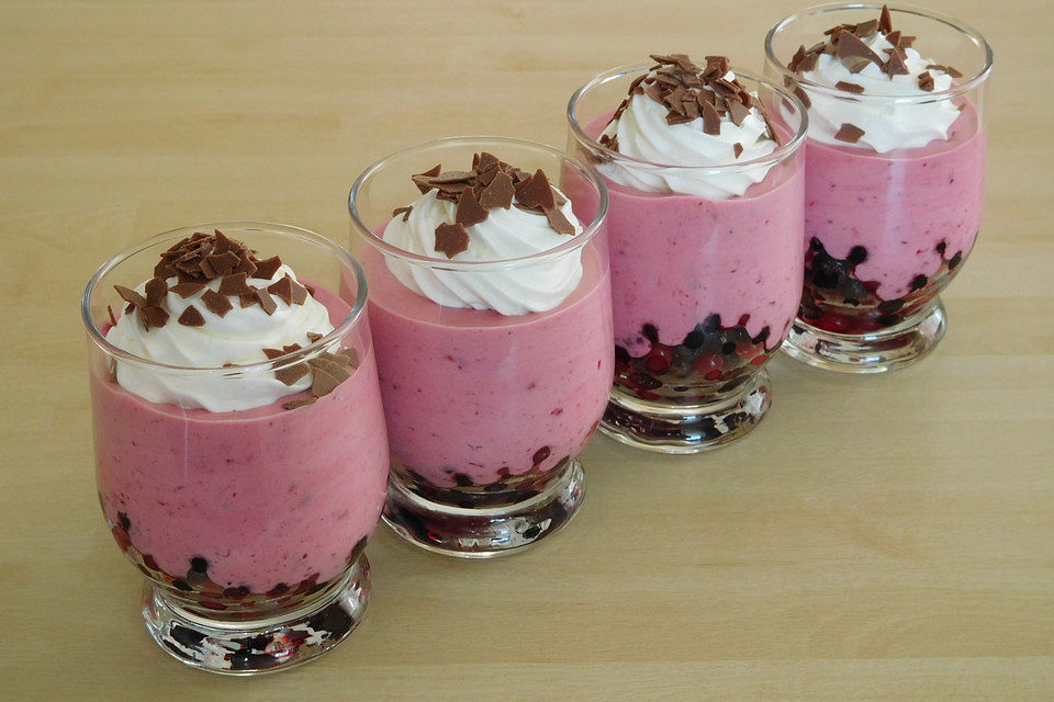 Joghurt - Dessert mit Waldbeermischung