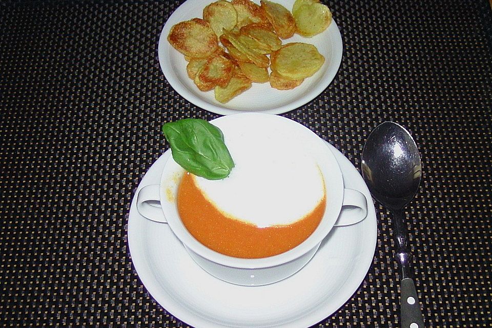 Tomaten - Ingwer - Cappuccino (mit Kartoffel - Chips)