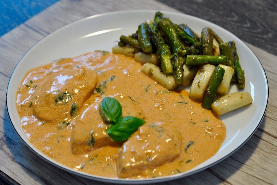 Spargel in rosa Basilikum-Käse-Sauce mit Filet vom Schwein, Huhn oder Pute