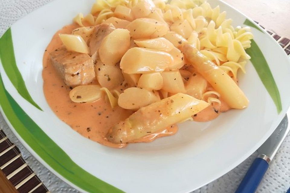 Spargel in rosa Basilikum-Käse-Sauce mit Filet vom Schwein, Huhn oder Pute