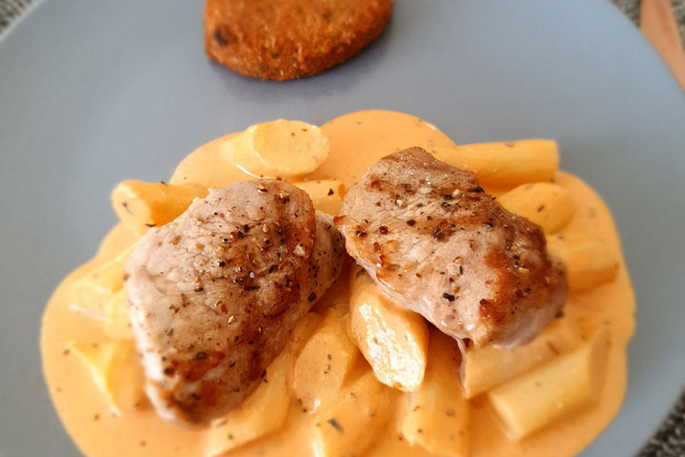 Spargel in rosa Basilikum-Käse-Sauce mit Filet vom Schwein, Huhn oder Pute