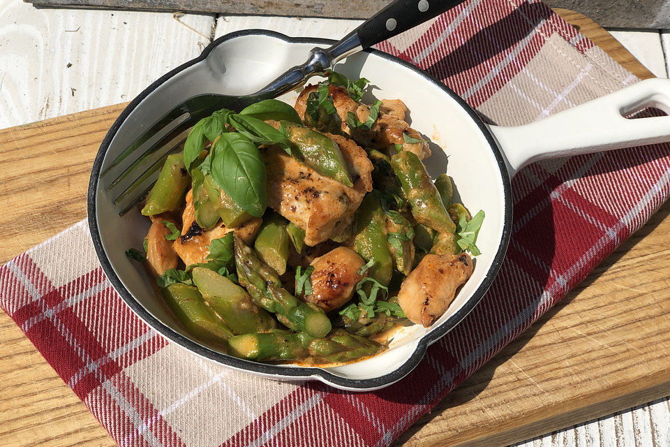 Spargel in rosa Basilikum-Käse-Sauce mit Filet vom Schwein, Huhn oder Pute