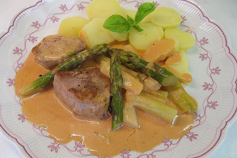 Spargel in rosa Basilikum-Käse-Sauce mit Filet vom Schwein, Huhn oder Pute