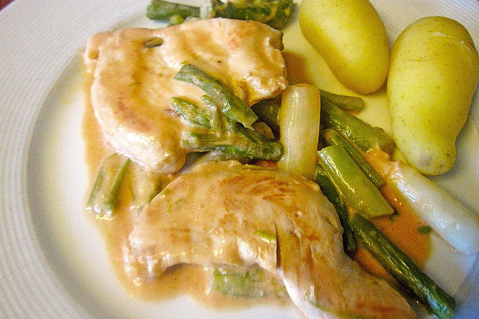 Spargel in rosa Basilikum-Käse-Sauce mit Filet vom Schwein, Huhn oder Pute