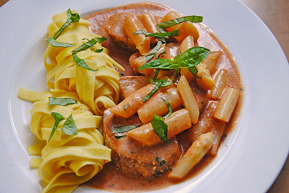 Spargel in rosa Basilikum-Käse-Sauce mit Filet vom Schwein, Huhn oder Pute