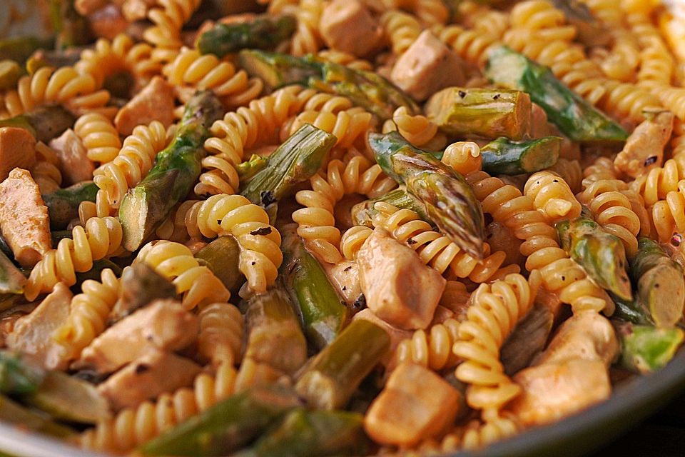 Spargel in rosa Basilikum-Käse-Sauce mit Filet vom Schwein, Huhn oder Pute