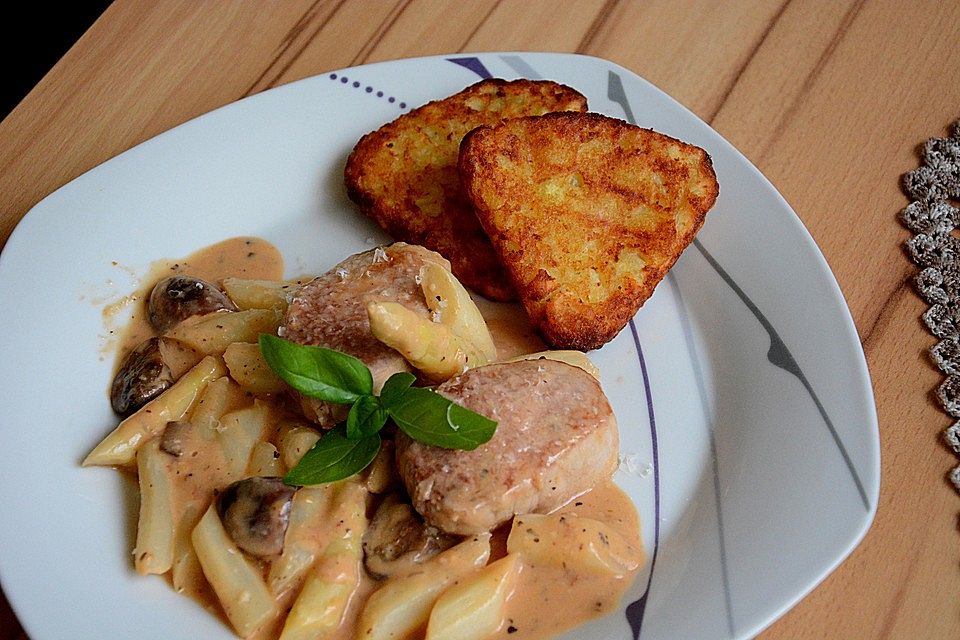 Spargel in rosa Basilikum-Käse-Sauce mit Filet vom Schwein, Huhn oder Pute