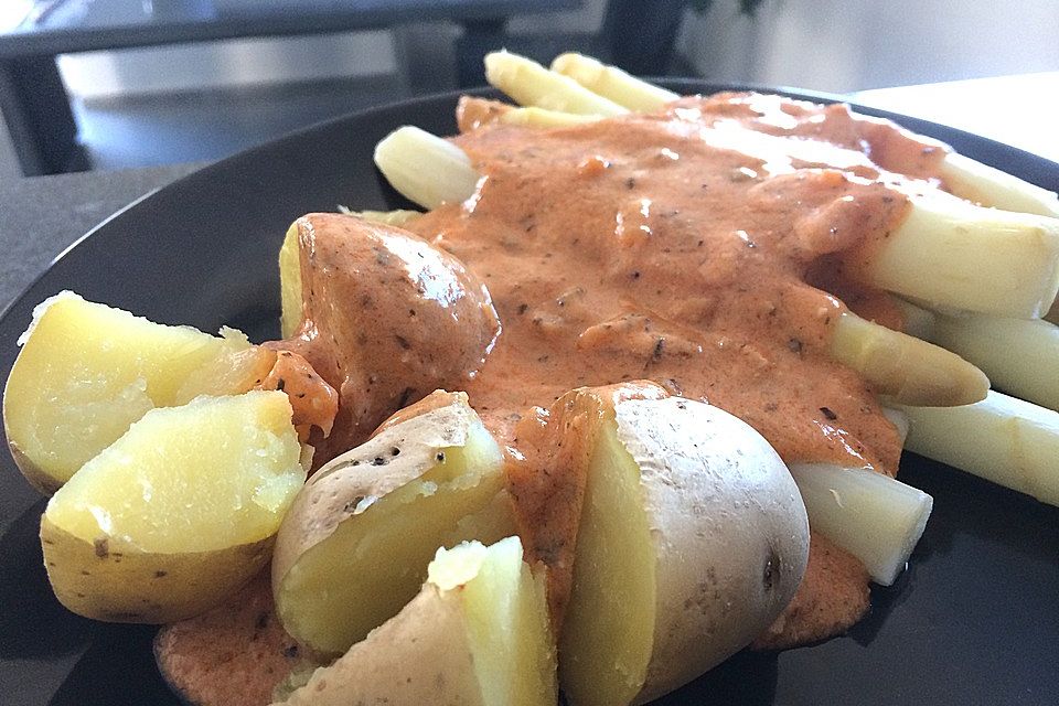 Spargel in rosa Basilikum-Käse-Sauce mit Filet vom Schwein, Huhn oder Pute