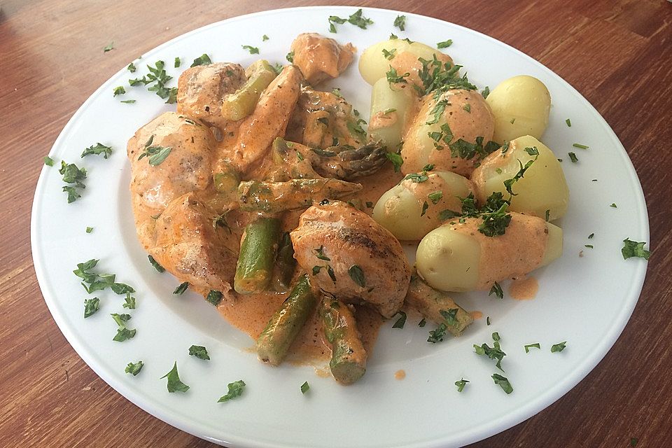 Spargel in rosa Basilikum-Käse-Sauce mit Filet vom Schwein, Huhn oder Pute