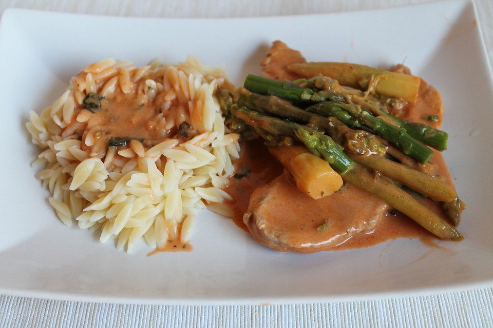 Spargel in rosa Basilikum-Käse-Sauce mit Filet vom Schwein, Huhn oder Pute