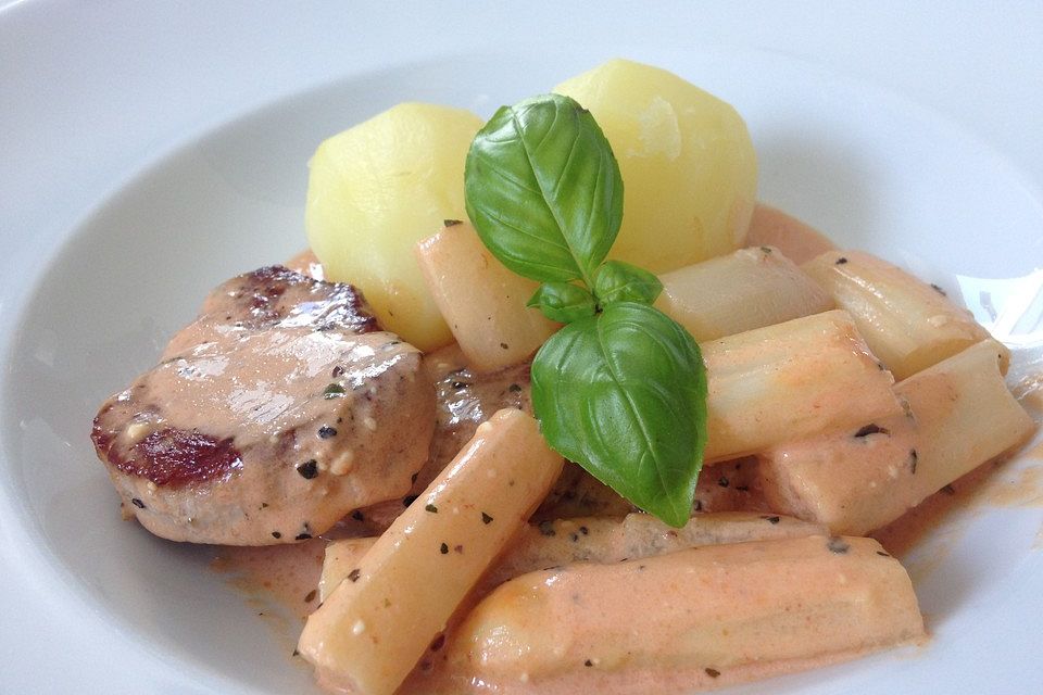 Spargel in rosa Basilikum-Käse-Sauce mit Filet vom Schwein, Huhn oder Pute