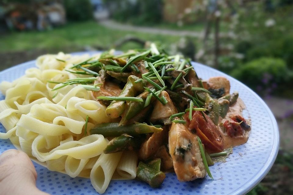 Spargel in rosa Basilikum-Käse-Sauce mit Filet vom Schwein, Huhn oder Pute