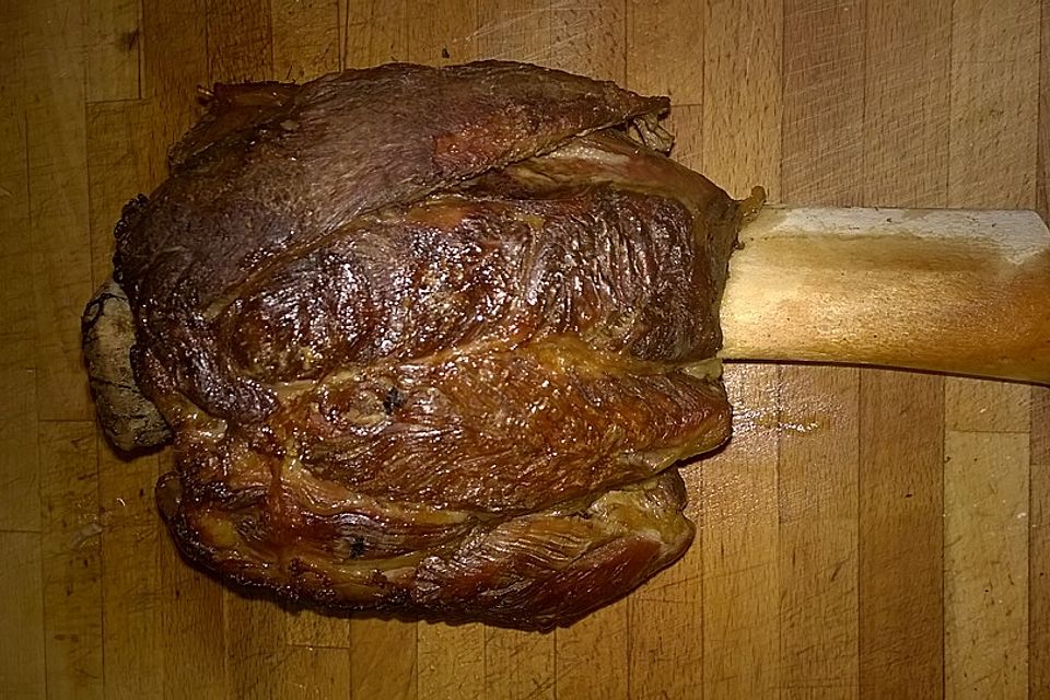 Ganze Kalbshaxe auf traditionelle Art im Ofen gebraten