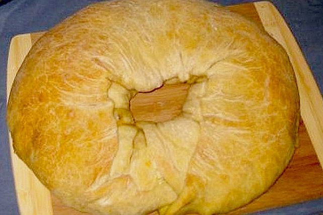 Gefüllter Brotkranz mit Schinken, Käse, Ei und Basilikum von habib ...