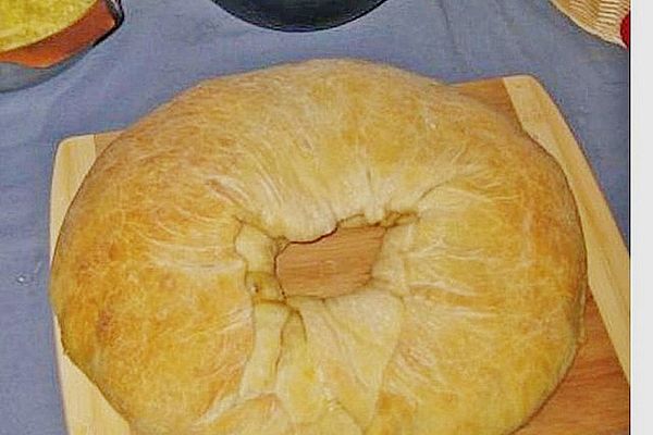 Gefüllter Brotkranz mit Schinken, Käse, Ei und Basilikum von habib ...